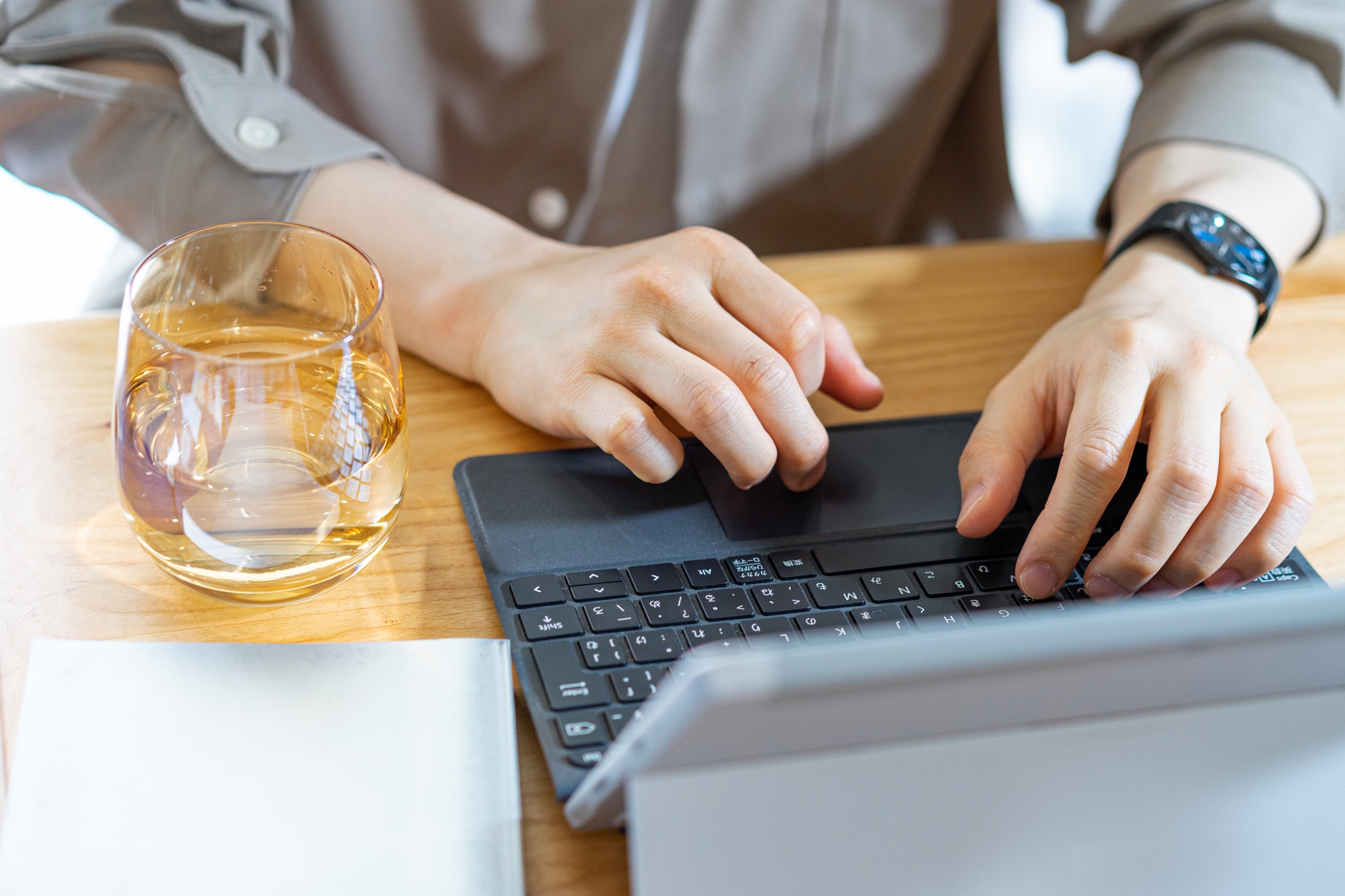 リモートワークエンジニアがオンラインコミュニティに参加している様子