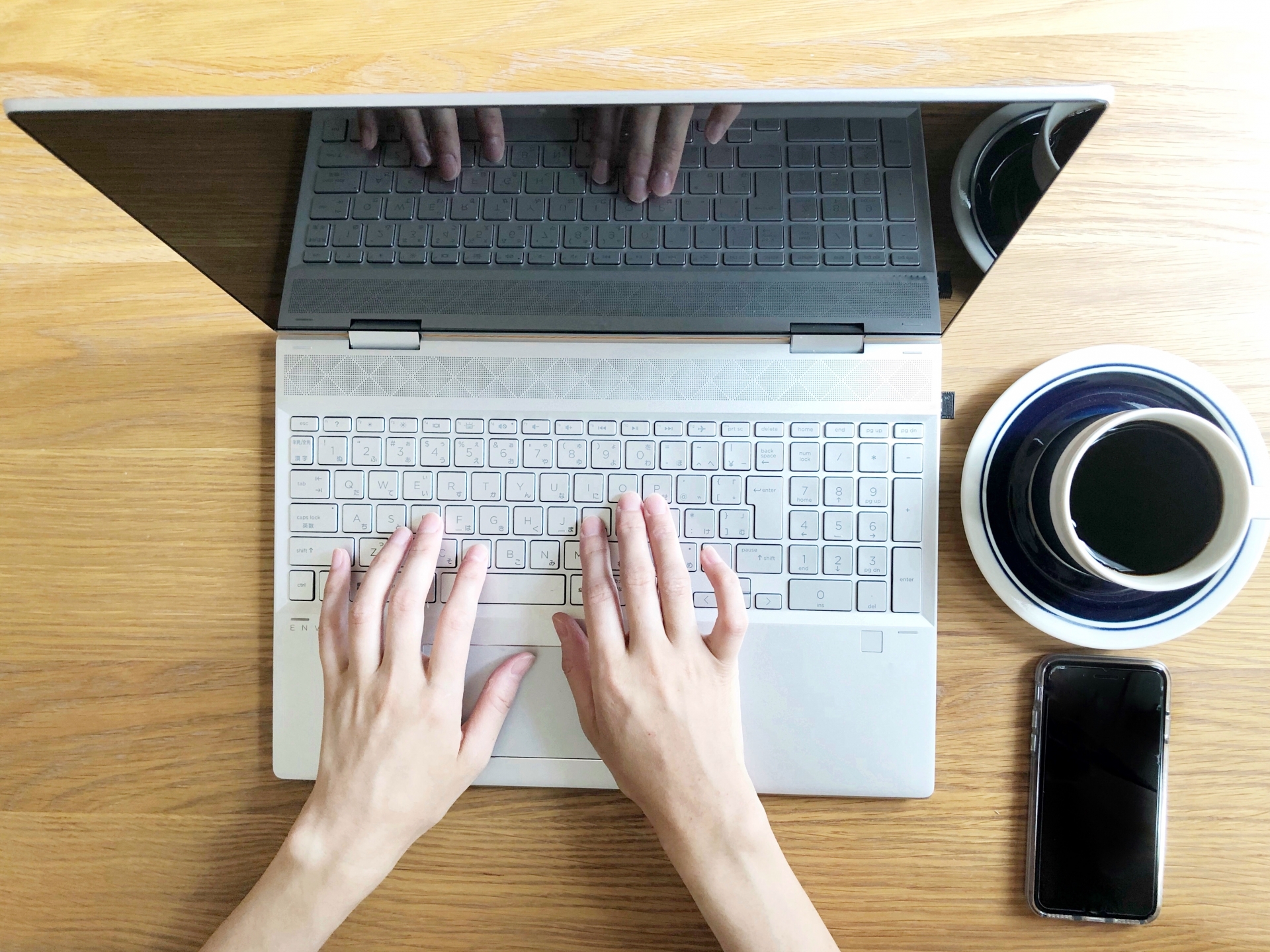 副業確定申告の書類を整理しているエンジニア