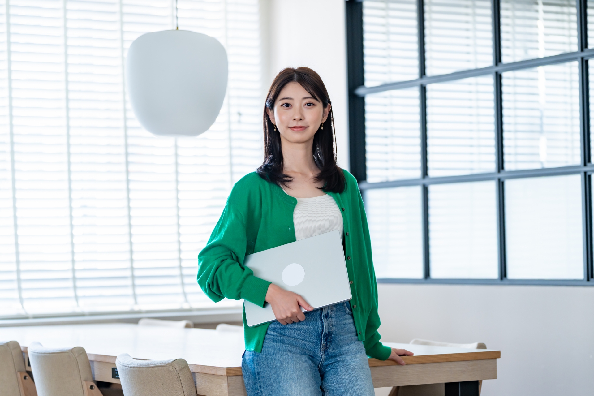 エンジニア転職成功のための戦略的な計画を立てる様子